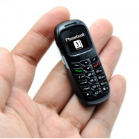 En Mini-telefon, der kun vejer 18 gram! Du kan nemt gemme denne telefon, og bruge den som en ekstra mobil, hvis du løber tør for batteri på din smartphone!