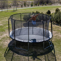 Maxbounce trampoliini turvaverkolla on tyylikäs trampoliini, joka tarjoaa suuren hyppyalueen, vahvan rungon ja tukevat jouset.